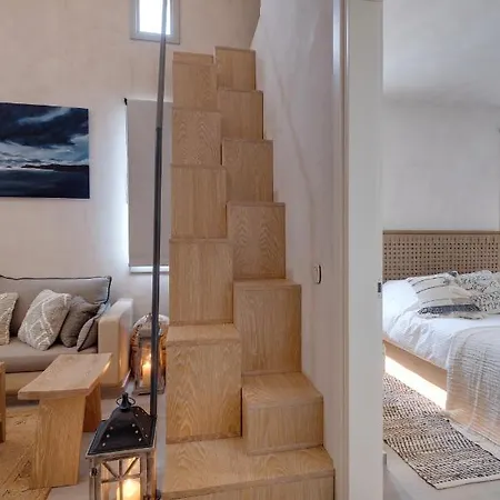 Milestone * Megalochori (Santorini)