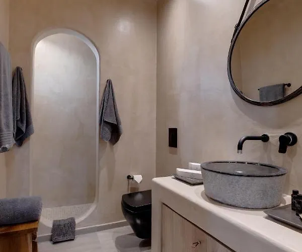 Milestone * Megalochori (Santorini)