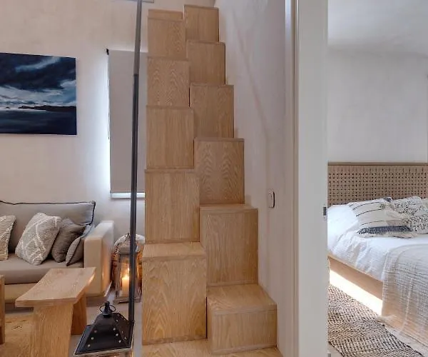 Milestone * Megalochori (Santorini)