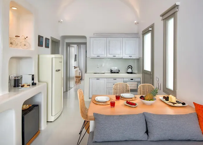 Milestone Megalochori (Santorini)