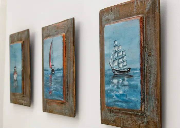 Milestone Megalochori (Santorini)